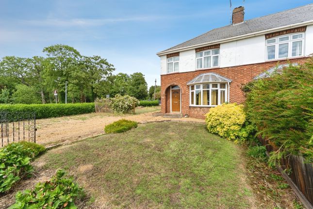3 bed property, in Hollow Lane, £300,000