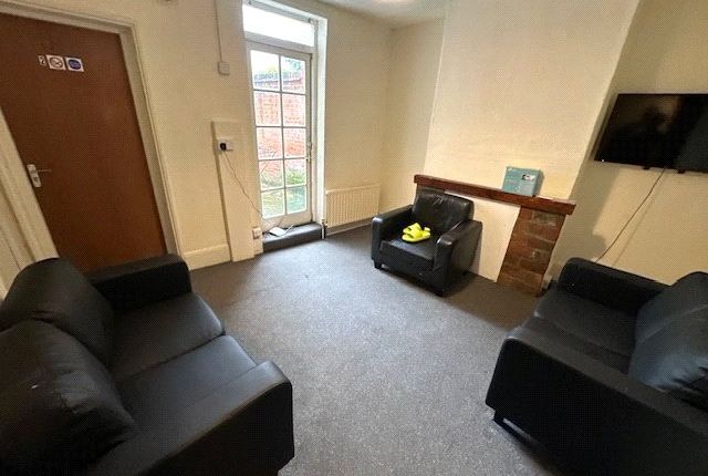 5 bed property, in London Road, £325,000