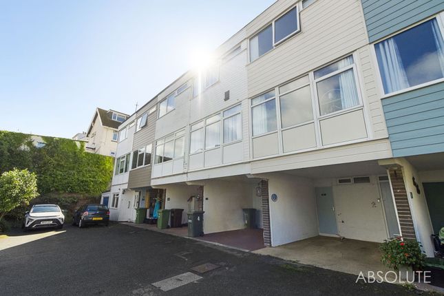 3 bed property, in Cliff Road, £270,000