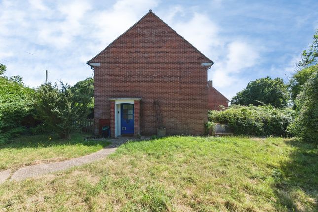 2 bed property, in Mountain Close, £200,000