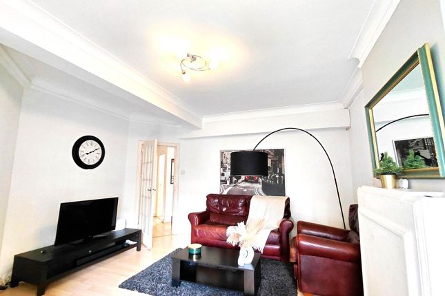 1 bed property, in Rossmore Court, £579,000
