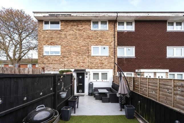 2 bed property, in Wadhurst Gardens, £170,000