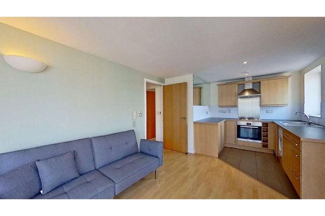 2 bed property, in 4 City Walk, £185,000