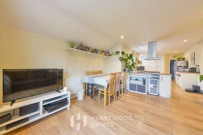 2 bed property, in Castle Road, £375,000
