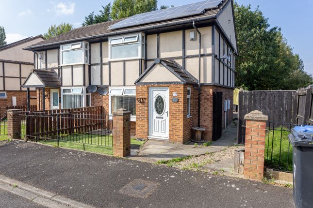 2 bed property, in Bruntons Manor Court, £80,000