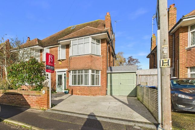 5 bed property, in Douglas Avenue, £600,000