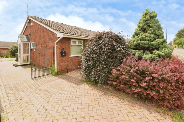 2 bed property, in Narberth Way, £210,000