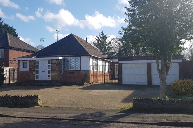 2 bed property, in Hall Avenue, £350,000