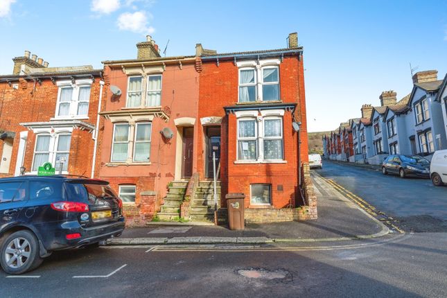3 bed property, in Hillside Road, £190,000