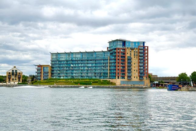 2 bed property, in Western Beach Apartments, £550,000