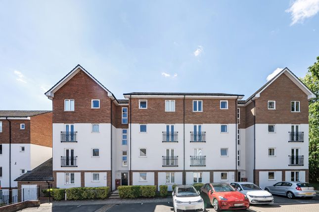 2 bed property, in Crosby Gardens, £300,000