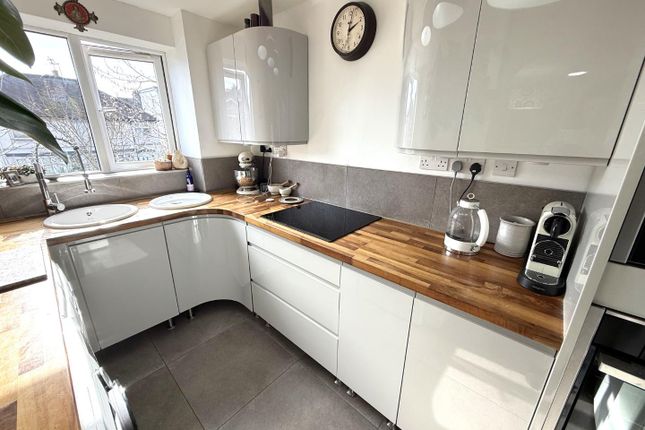 2 bed property, in Chiswell Court, £275,000