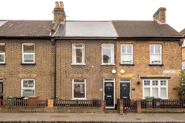 2 bed property, in Harrow Road, £450,000