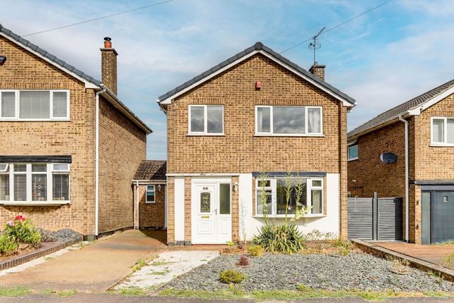 3 bed property, in Tiverton Close, £230,000