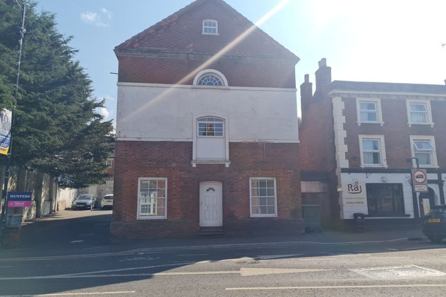 2 bed property, in Flat 5, £200,000