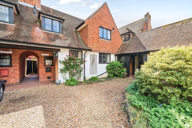 3 bed property, in Woking, £525,000