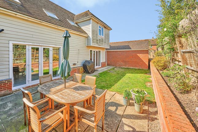 4 bed property, in Willetts Field, £525,000