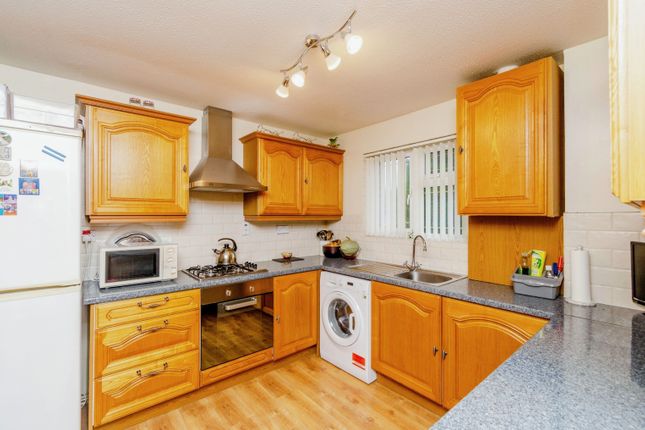 3 bed property, in Hambledon Close, £100,000