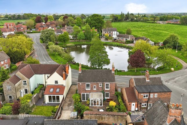 4 bed property, in Pond Side, £290,000