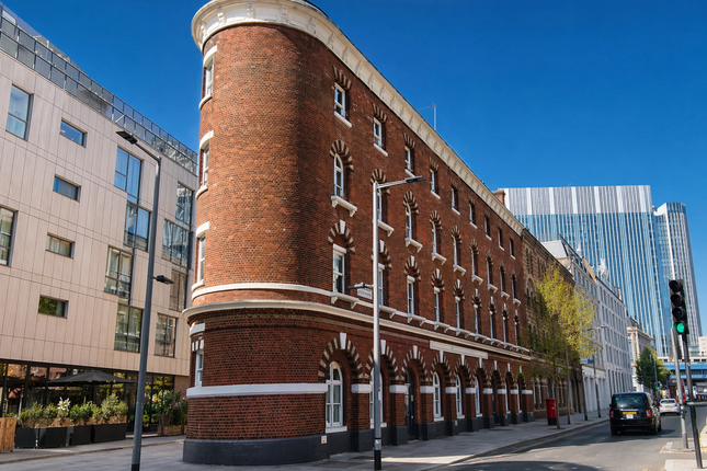 1 bed property, in Southwark Street, £375,000