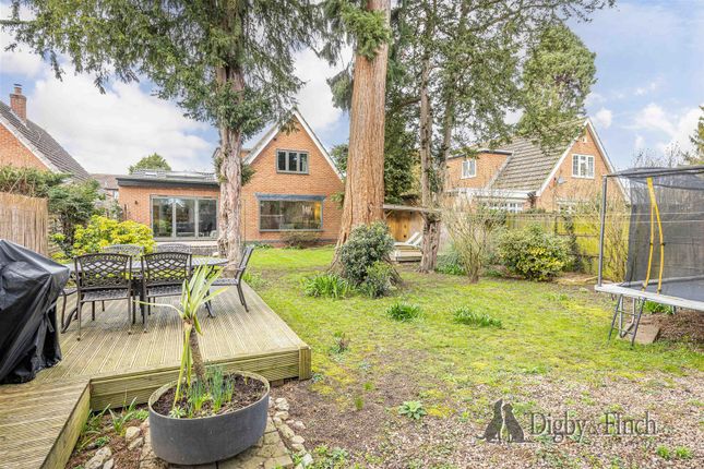 3 bed property, in Yew Tree Close, £595,000