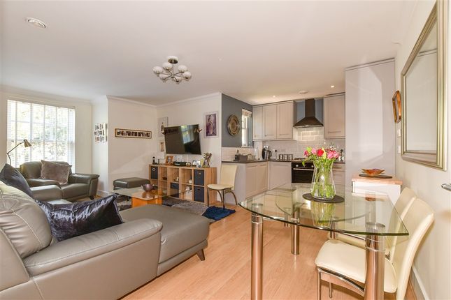 1 bed property, in New Dover Road, £220,000