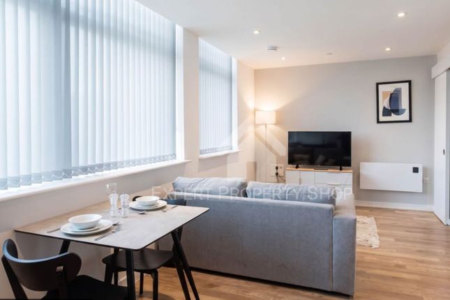 1 bed property, in Seymour Grove, £120,000