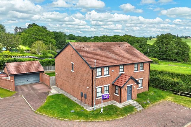 5 bed property, in Village View Close, £679,000