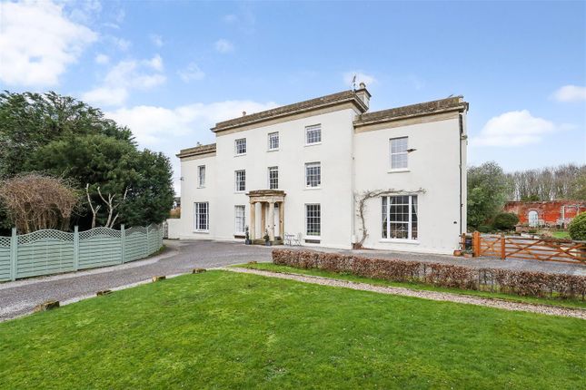 3 bed property, in Witcombe Court, £460,000