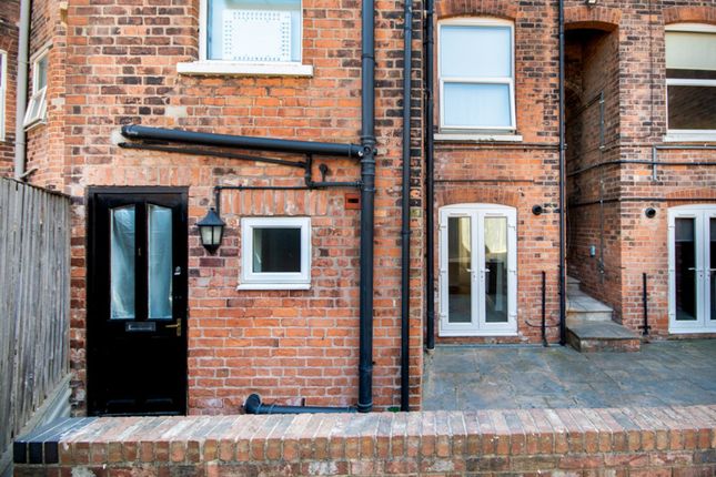 2 bed property, in Victoria Road, £85,000