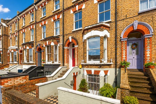 2 bed property, in Lansdowne Way, £375,000