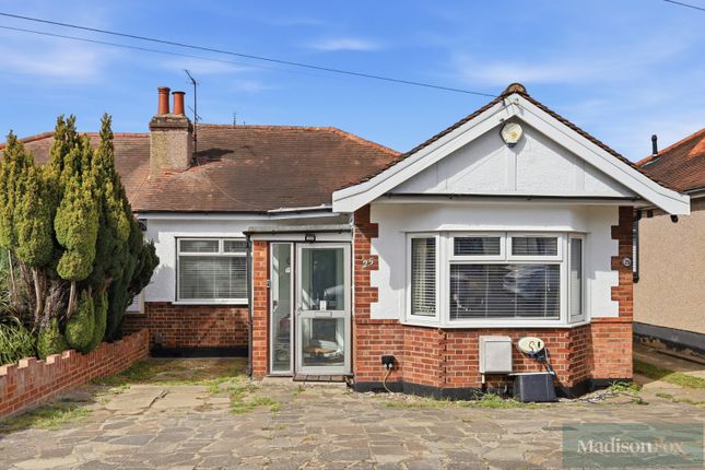 3 bed property, in Kensington Drive, £600,000