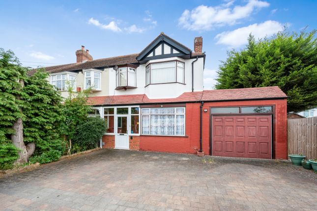 3 bed property, in Greenwood Close, £750,000