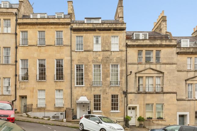 1 bed property, in Burlington Street, £300,000