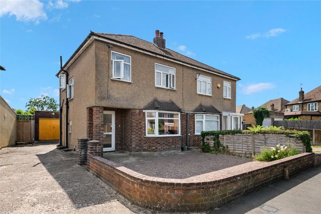 3 bed property, in Leys Close, £495,000