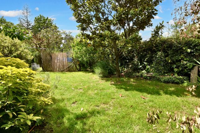 2 bed property, in Lyndale Avenue, £750,000