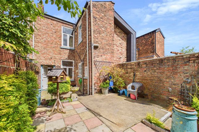 2 bed property, in Darnborough Street, £350,000