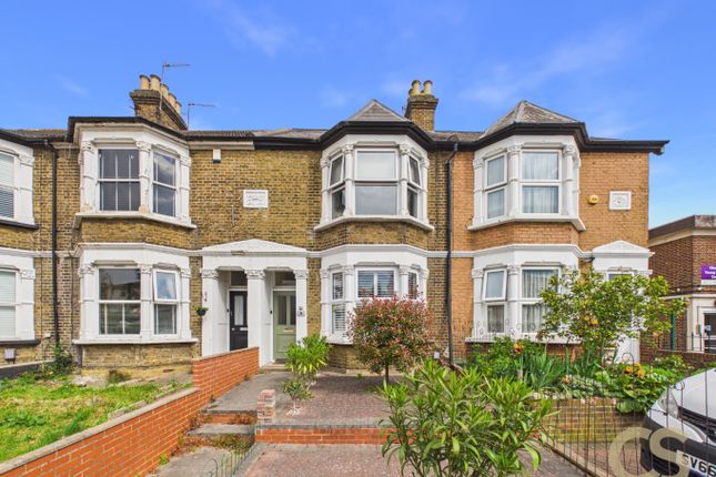 2 bed property, in Turners Hill, £285,000