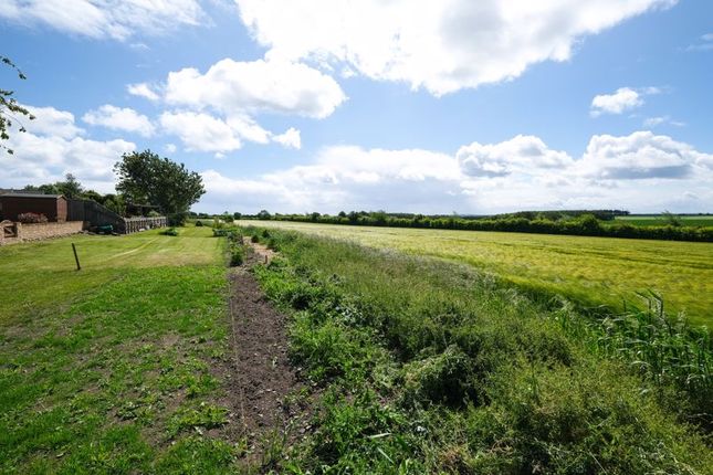 3 bed property, in Field House Close, £330,000