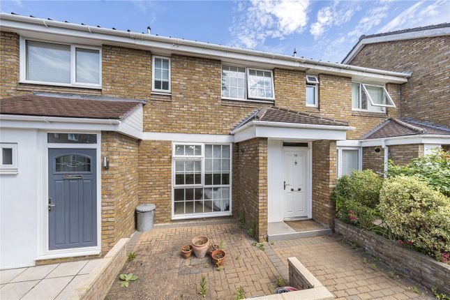 2 bed property, in Pettiward Close, £685,000