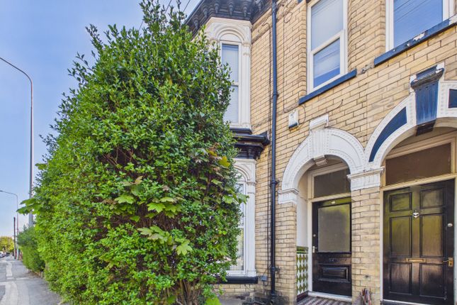 2 bed property, in Spring Bank West, £150,000