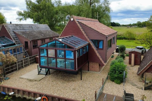 3 bed property, in 103 Lakeside, £320,000