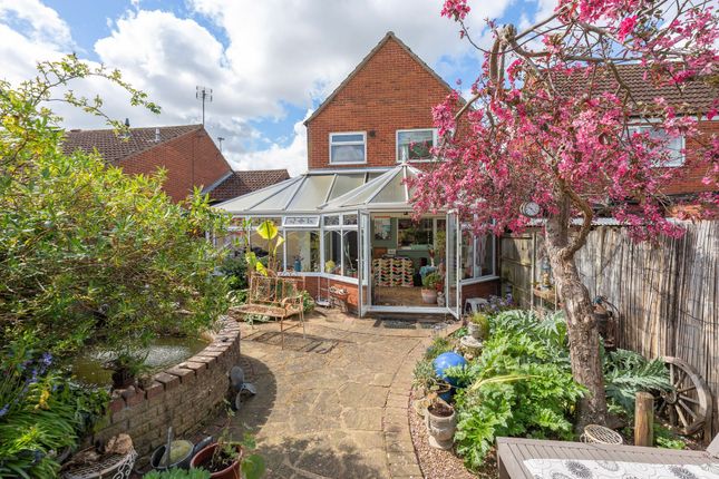 3 bed property, in Lark Rise, £280,000