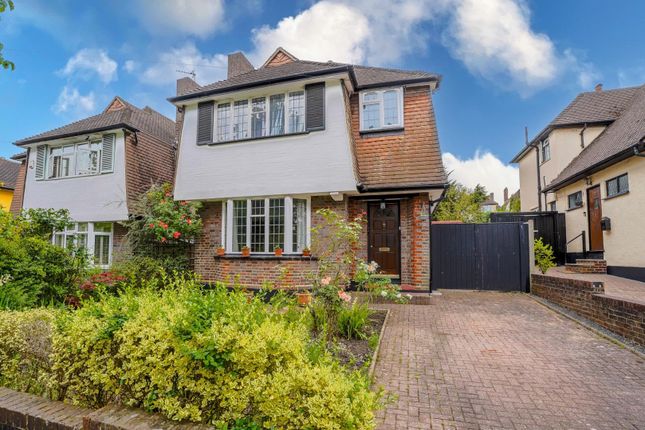 3 bed property, in Ryefield Road, £750,000