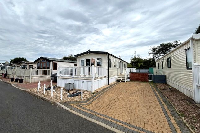 2 bed property, in Tall Trees Mobile Homes, £85,000