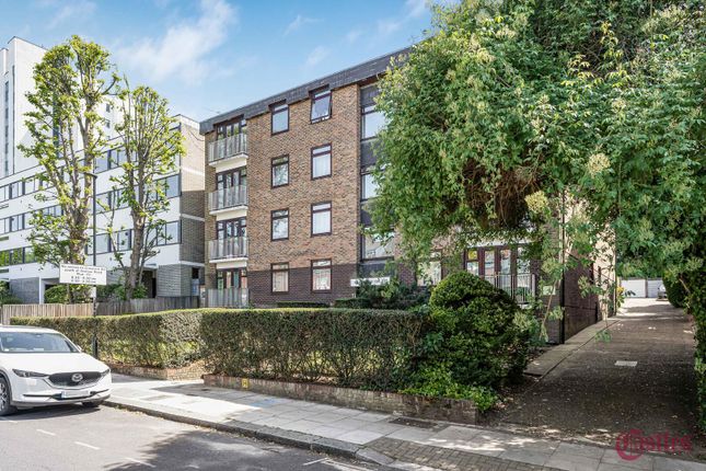 2 bed property, in Knightswood Court, £440,000