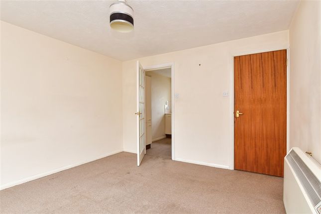 1 bed property, in Park Crescent Place, £170,000