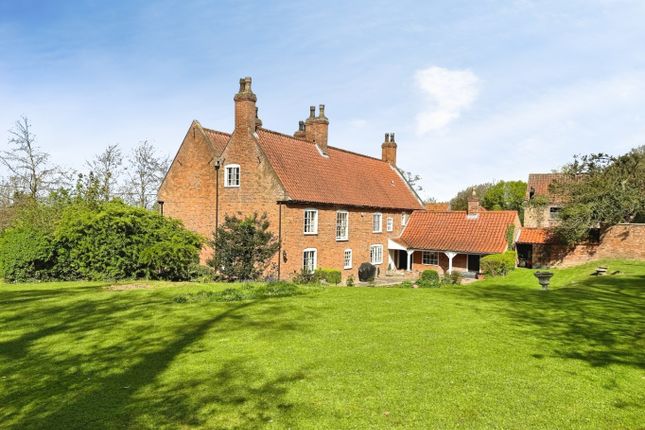 5 bed property, in Main Street, £800,000