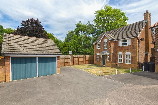 4 bed property, in Chestnut Close, £750,000