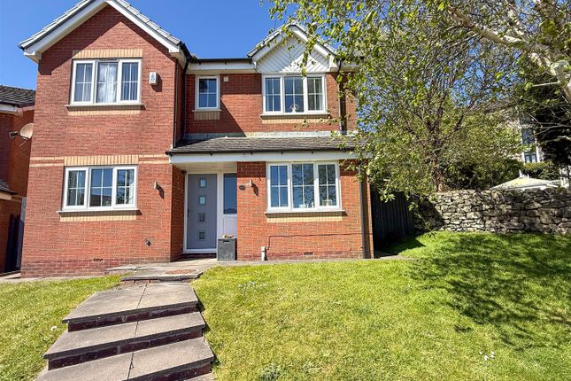 4 bed property, in Hillside Close, £425,000
